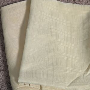 Elegant Cream Tablecloth And Napkins